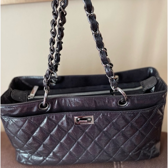 ‼️SOLD‼️CHANEL 2.55 reissue glazed caviar quilted diamond shine tote - Picture 7 of 16